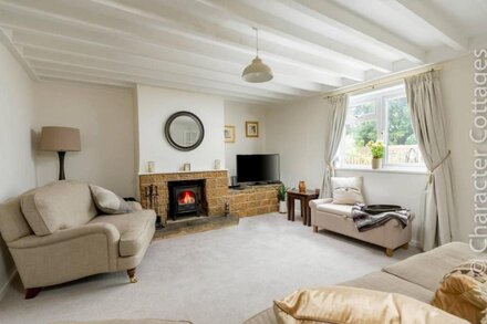 HOLLY COTTAGE (MIDDLE TYSOE), pet friendly, with open fire in Tysoe