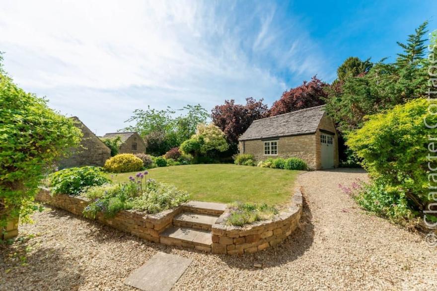 GABLES COTTAGE, Pet Friendly In Churchill, Oxfordshire