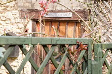 CARTER'S COTTAGE, pet friendly, with open fire in Stow-On-The-Wold