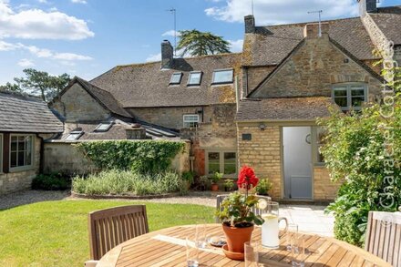 COPPERBEECH, family friendly, with open fire in Stow-On-The-Wold