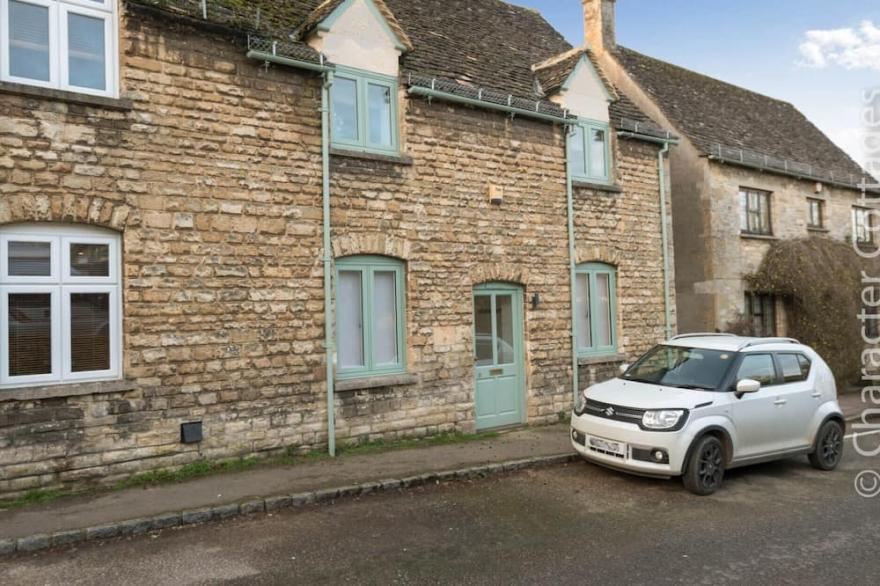 WALL COTTAGE, Family Friendly, With A Garden In Burford