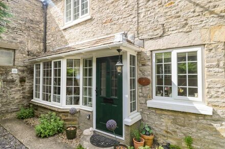 WEDGEWOOD COTTAGE, pet friendly, with open fire in Middleham