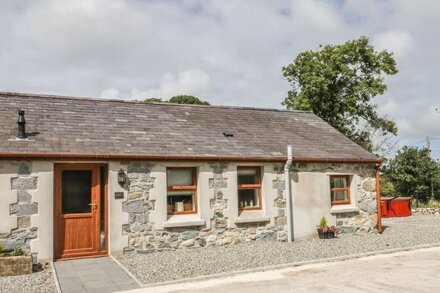 Y DERI COTTAGE, country holiday cottage, with hot tub in Clynnog Fawr