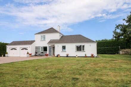 TREVORE FARMHOUSE, pet friendly, with hot tub in Chacewater