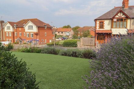 SEA THRIFT, family friendly, country holiday cottage in Rhos-On-Sea