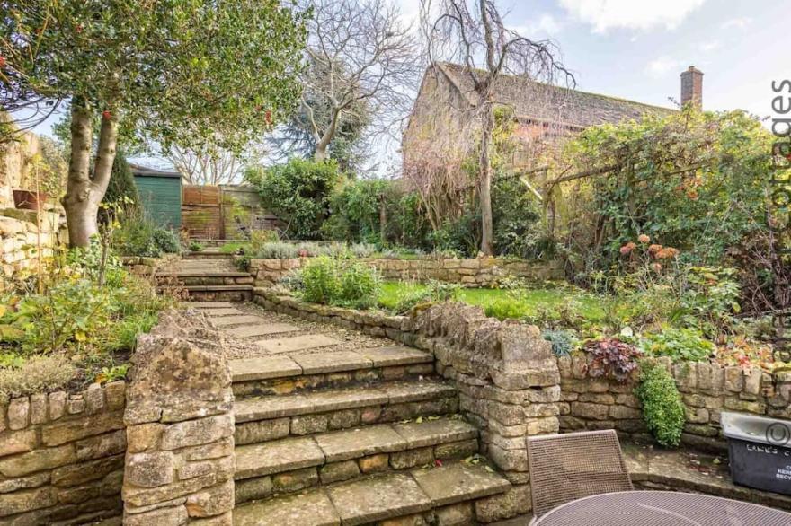 LANES COTTAGE, pet friendly, with open fire in Chipping Campden