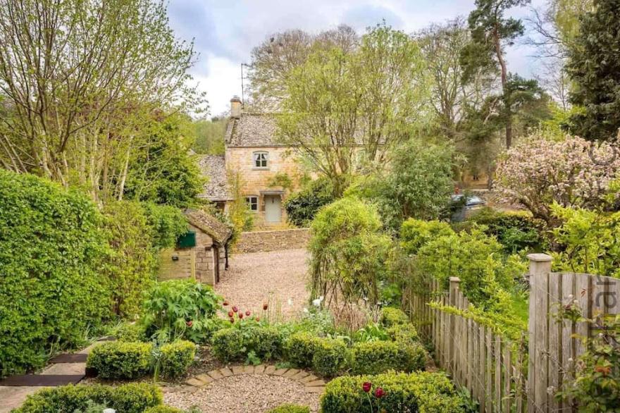 DOVE COTTAGE (NAUNTON), pet friendly, with open fire in Naunton