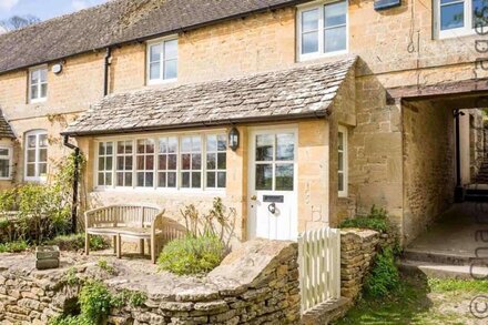 WILLOW COTTAGE, family friendly in Bourton-On-The-Water