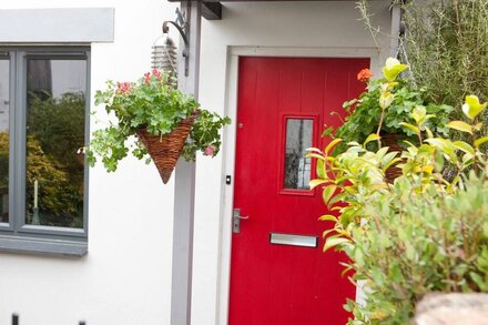 Modern cottage with parking, patio, close to sea and harbour