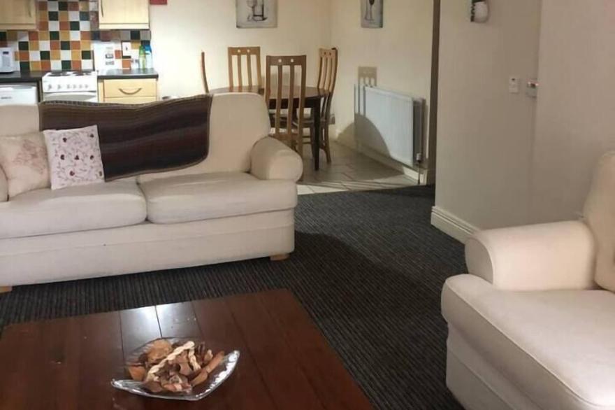 Central 2 Bed Apartment Above Great Derry Pub