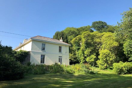 THE PATIO FLAT, pet friendly, with a garden in Bodmin Moor