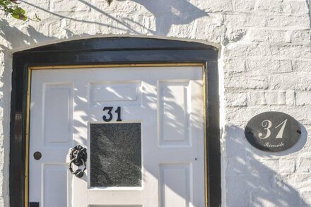 31 RIVERSIDE, pet friendly, character holiday cottage in Bridgnorth