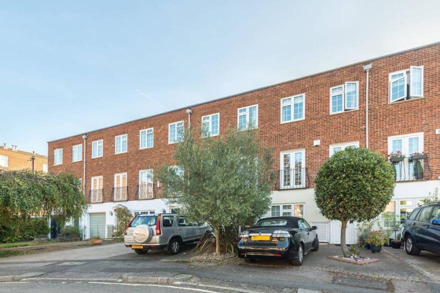 Newly refurbished elegant house near Kew Gardens and Richmond station