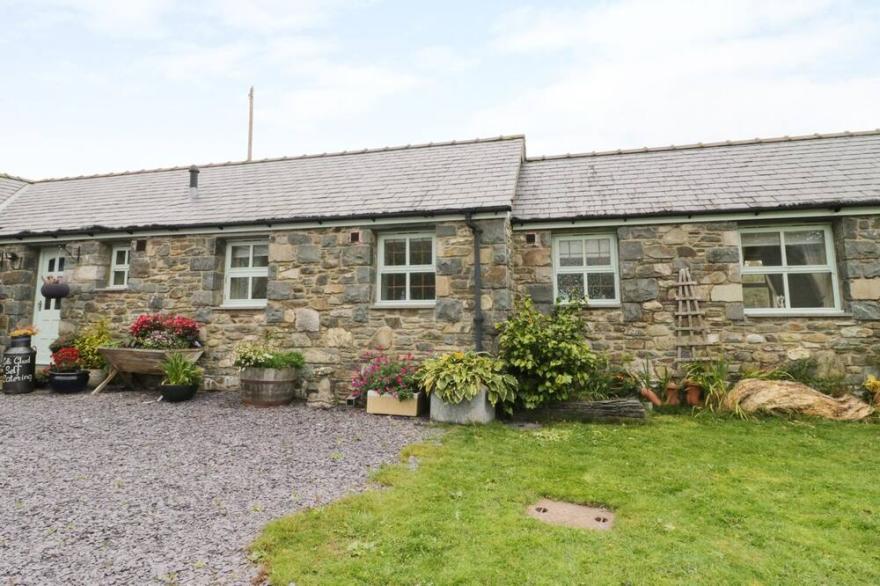 GELLI GLUD, pet friendly, character holiday cottage in Eglwysbach