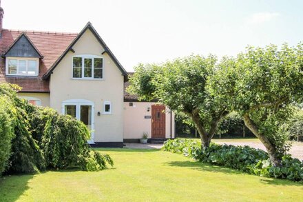 PLOUGHMANS COTTAGE, pet friendly in Weston-Under-Redcastle