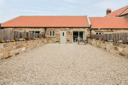 SHIPSWHEEL COTTAGE AT BROADINGS FARM, pet friendly in Whitby