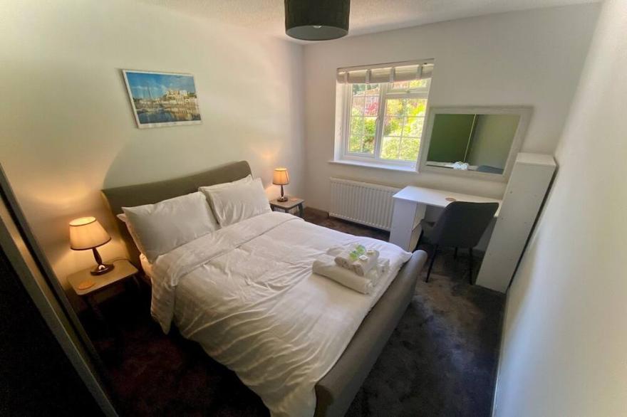 Pass the Keys | Cheerful 3 bedroom house in Close with Pizza Oven