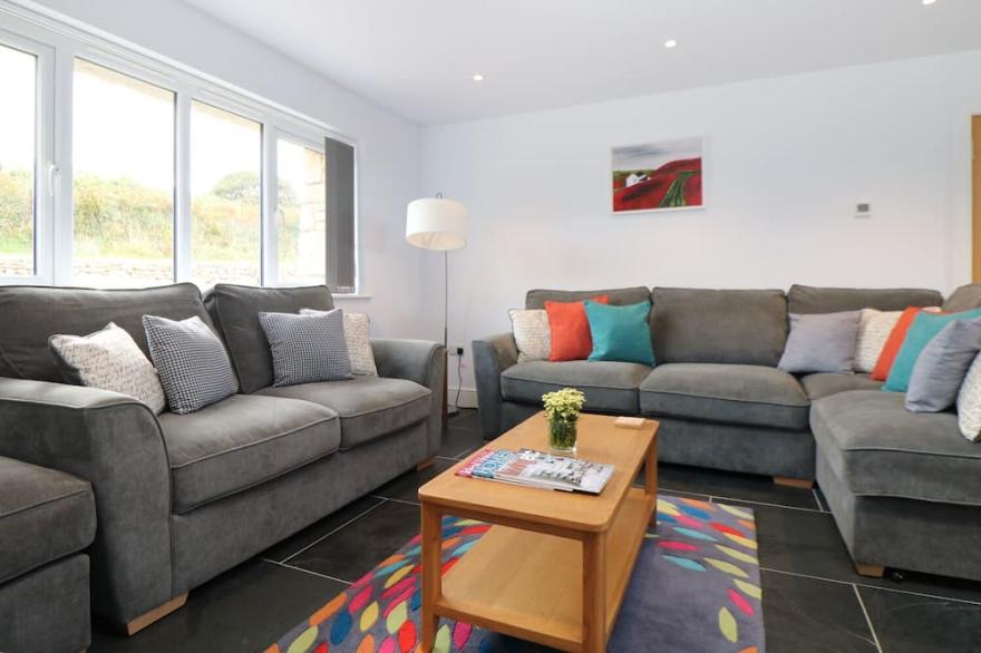 MYLES VIEW, pet friendly, country holiday cottage in Pendeen