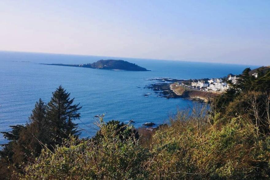 Stunning 1-Bed Apartment overlooking looe bay