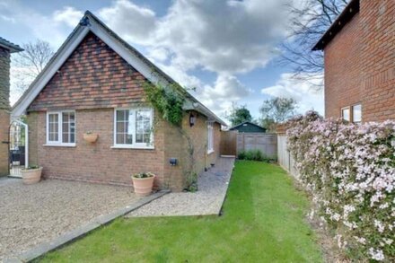 Wonderful 1 bedroom cottage near Port Lympne Wild Animal Park and Canterbury