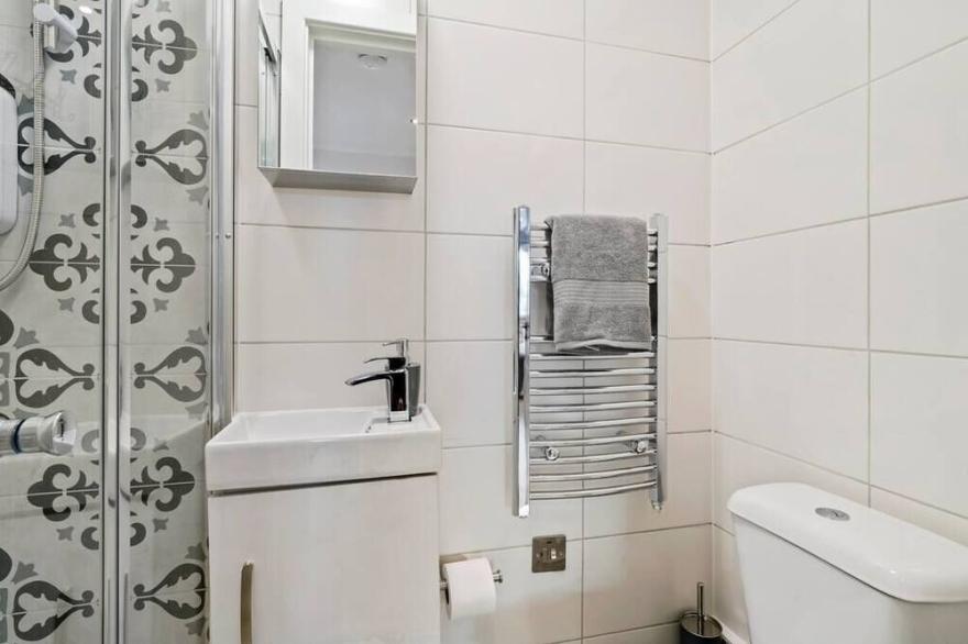 Deluxe Heathrow Studio (Flat 5) - Parking