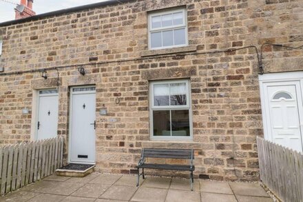 CANNY COTTAGE, family friendly, with open fire in Belford