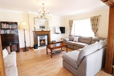 GWELD Y MÔR, family friendly, country holiday cottage in Old Colwyn