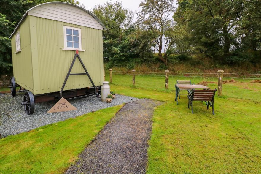 SHEPHERDS HUT - THE CROOK, Pet Friendly, With Open Fire In Neyland
