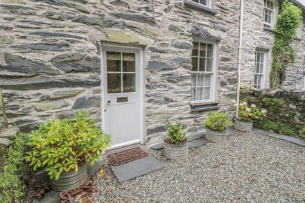 PENIEL COTTAGE, pet friendly, character holiday cottage in Beddgelert