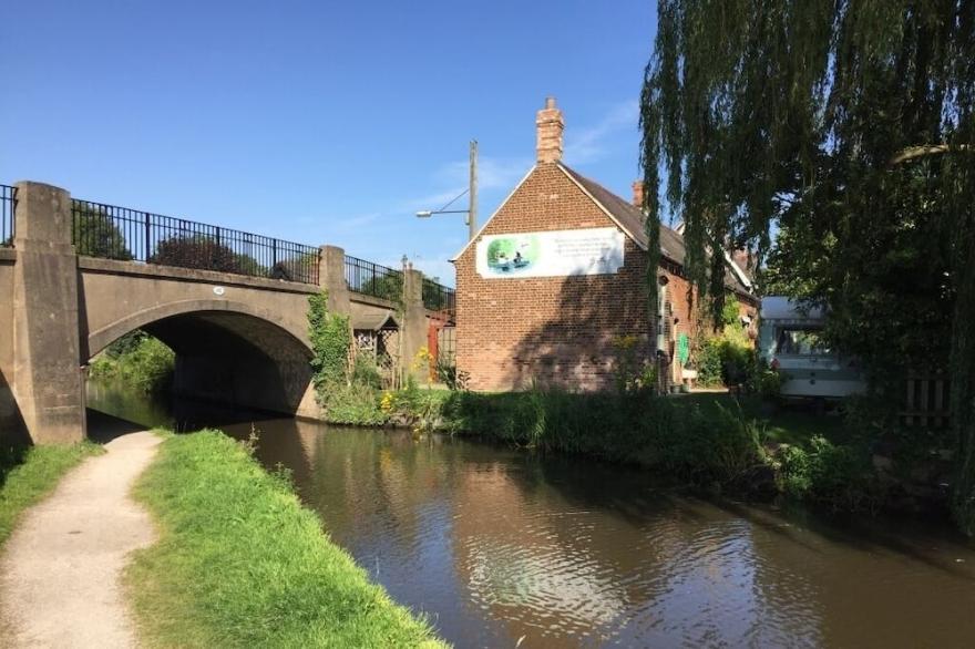 Stunning Canalside Barn - 5 minutes from the 