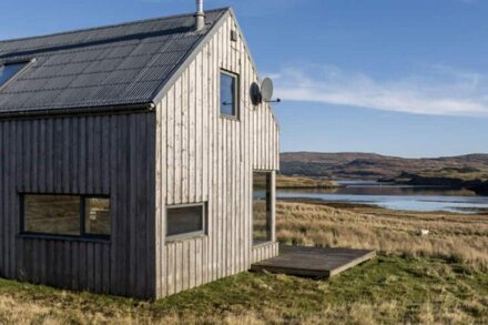 Contemporary eco house with stunning loch and Mountain View’s.