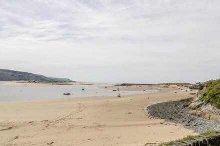 ABERMAW VIEWS, family friendly, character holiday cottage in Barmouth