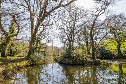 LAMBKIN COTTAGE, family friendly in St Columb Major