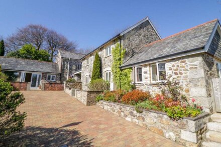 CORNFLOWER COTTAGE, family friendly in St Columb Major