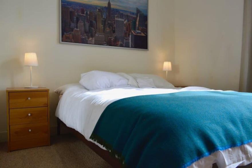 Sophisticated And Bright One Bed In Leith