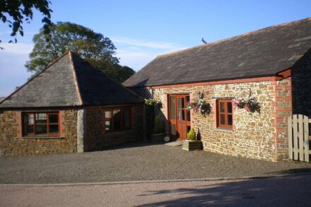 Spacious Barn Conversion with hot tub and fishing