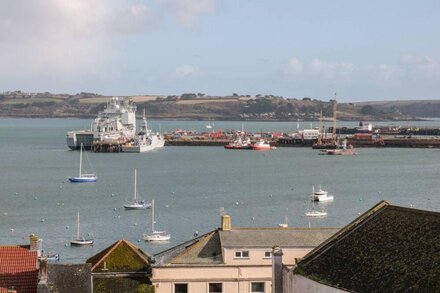 TOPS'L COTTAGE, pet friendly, character holiday cottage in Falmouth