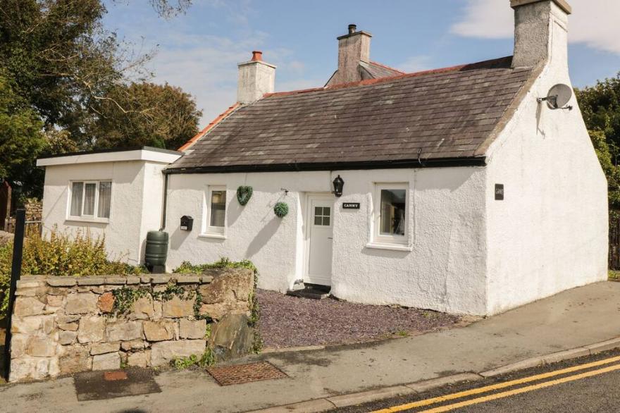 CAMWY, pet friendly, character holiday cottage in Brynsiencyn