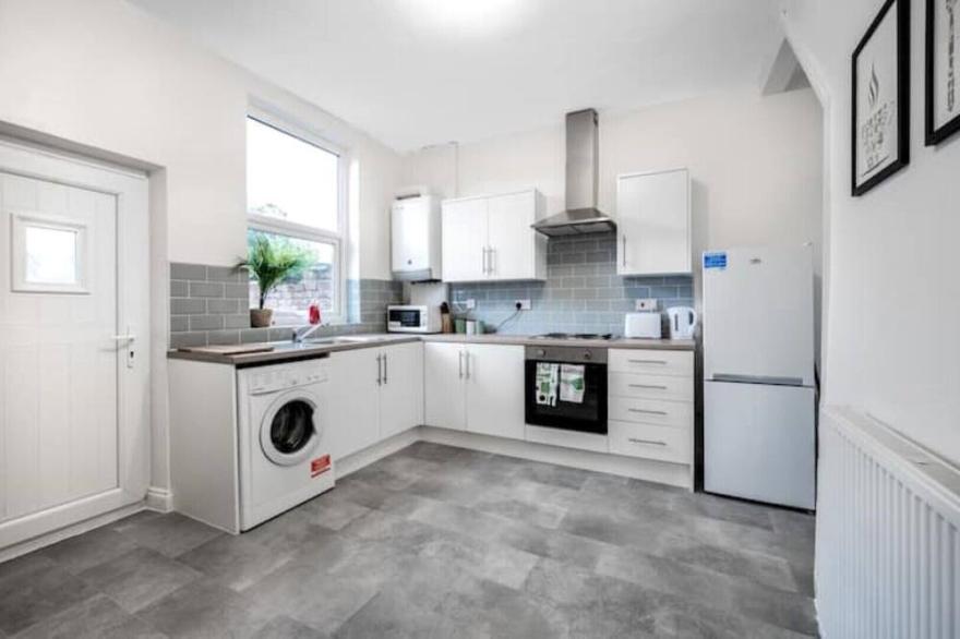 Modern spacious 2 bedroom house in Leigh Self Service