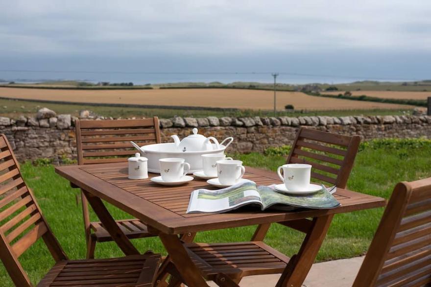 LYME GRASS - sleeps 4 guests  in 2 bedrooms