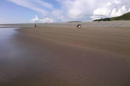 SWN Y TONNAU (SOUND OF THE WAVES) Near the Beach