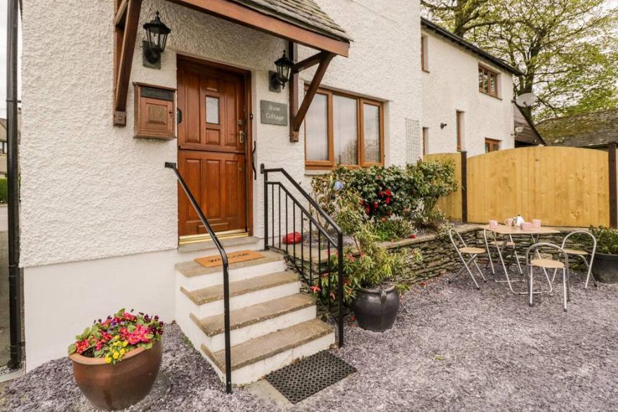 ROSE COTTAGE, family friendly, with a garden in Burneside