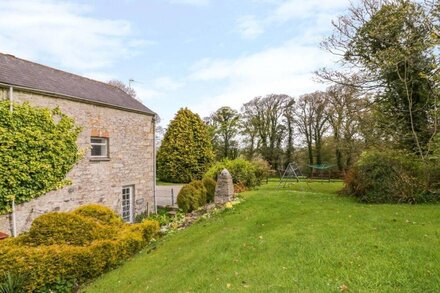 THE GRANARY, pet friendly, with a garden in St Columb Major