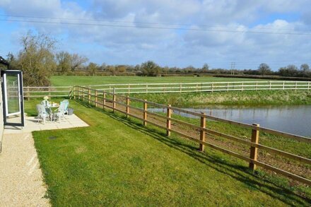 Idyllic New Barn Conversion near Cotswold Water Park, Lake and Rural Views, Optional HotTub