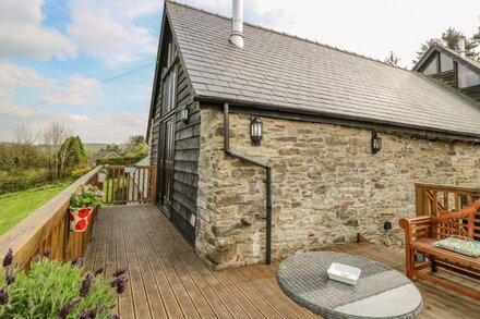 GOBLAEN BARN, pet friendly, character holiday cottage in Clyro