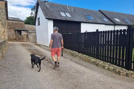 A beautiful converted 400-year-old threshing barn. Pet-friendly.