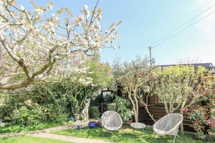 FARMHOUSE LODGE, pet friendly, character holiday cottage in Wroxall