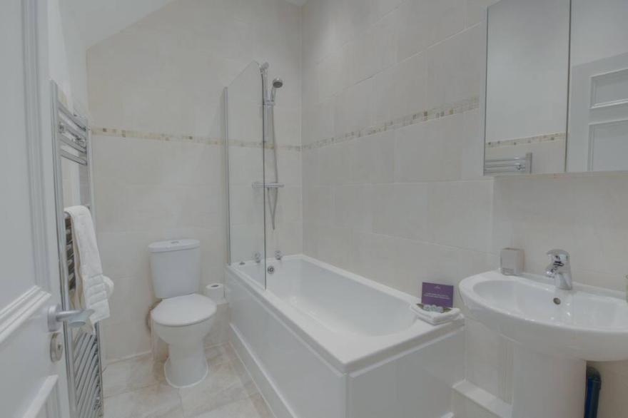 Luxury 2 bedroom City centre apartment with city views