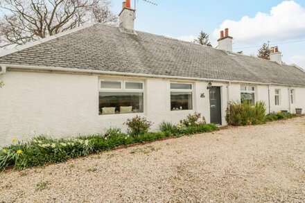 LAWHILL COTTAGE, pet friendly, character holiday cottage in Troon