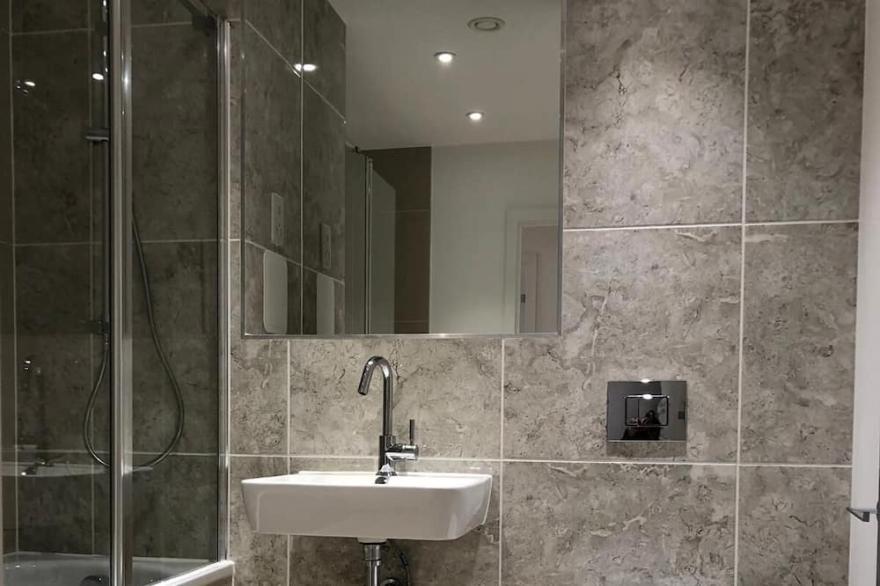 Modern Comfortable Apartment close to Canary Wharf, Stratford and Central London